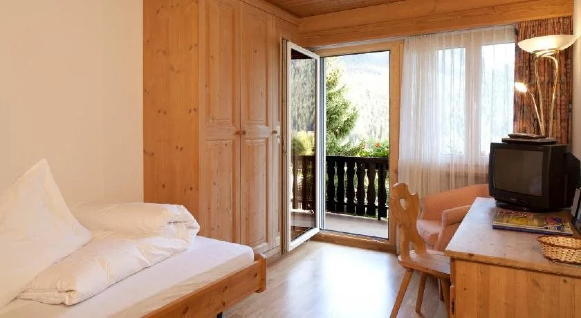 Bellaval Hotel & Restaurant