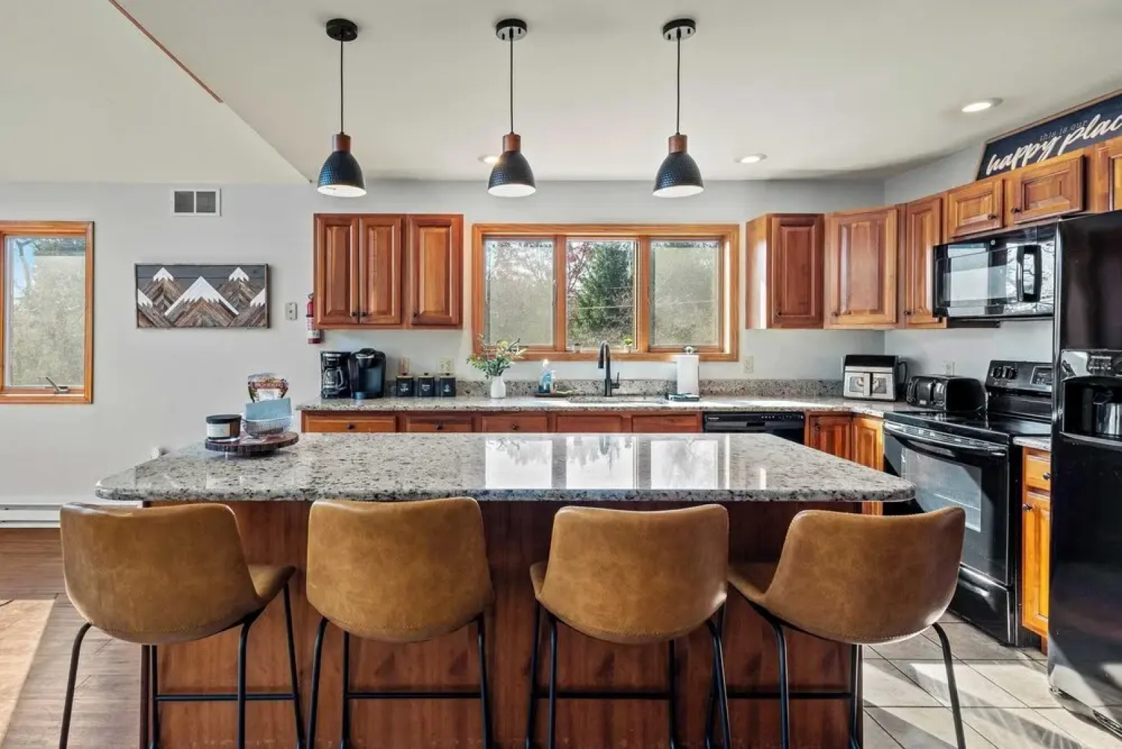 Lake View Chalet by Avantstay Lake Access + Deck