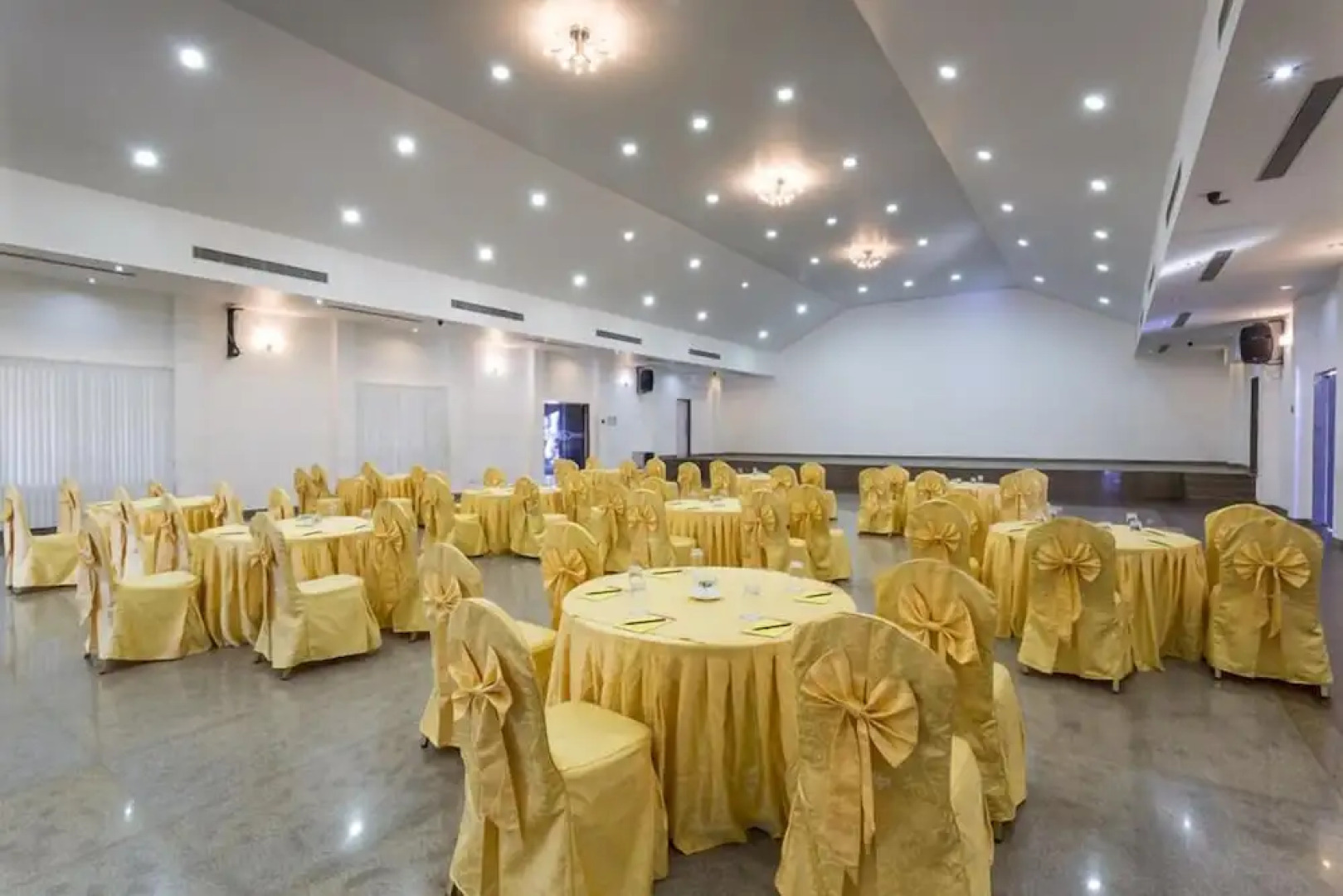 Confident Amoon - The Glamour Spa and Resort