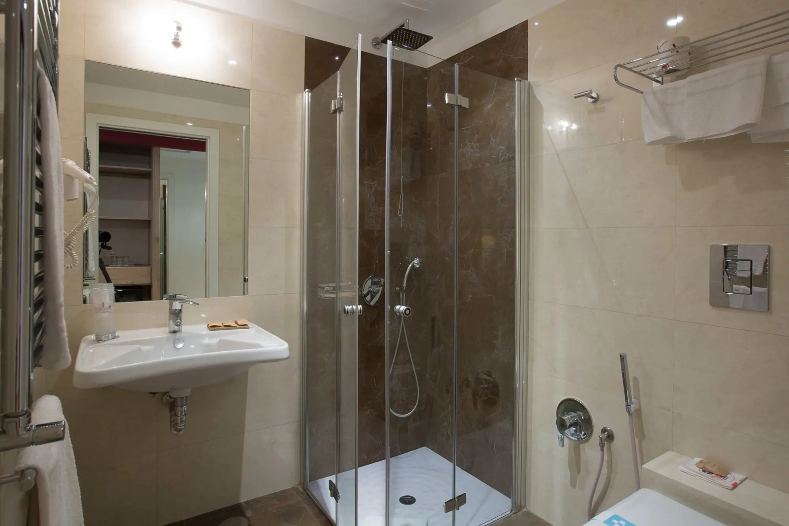 Floris Hotel