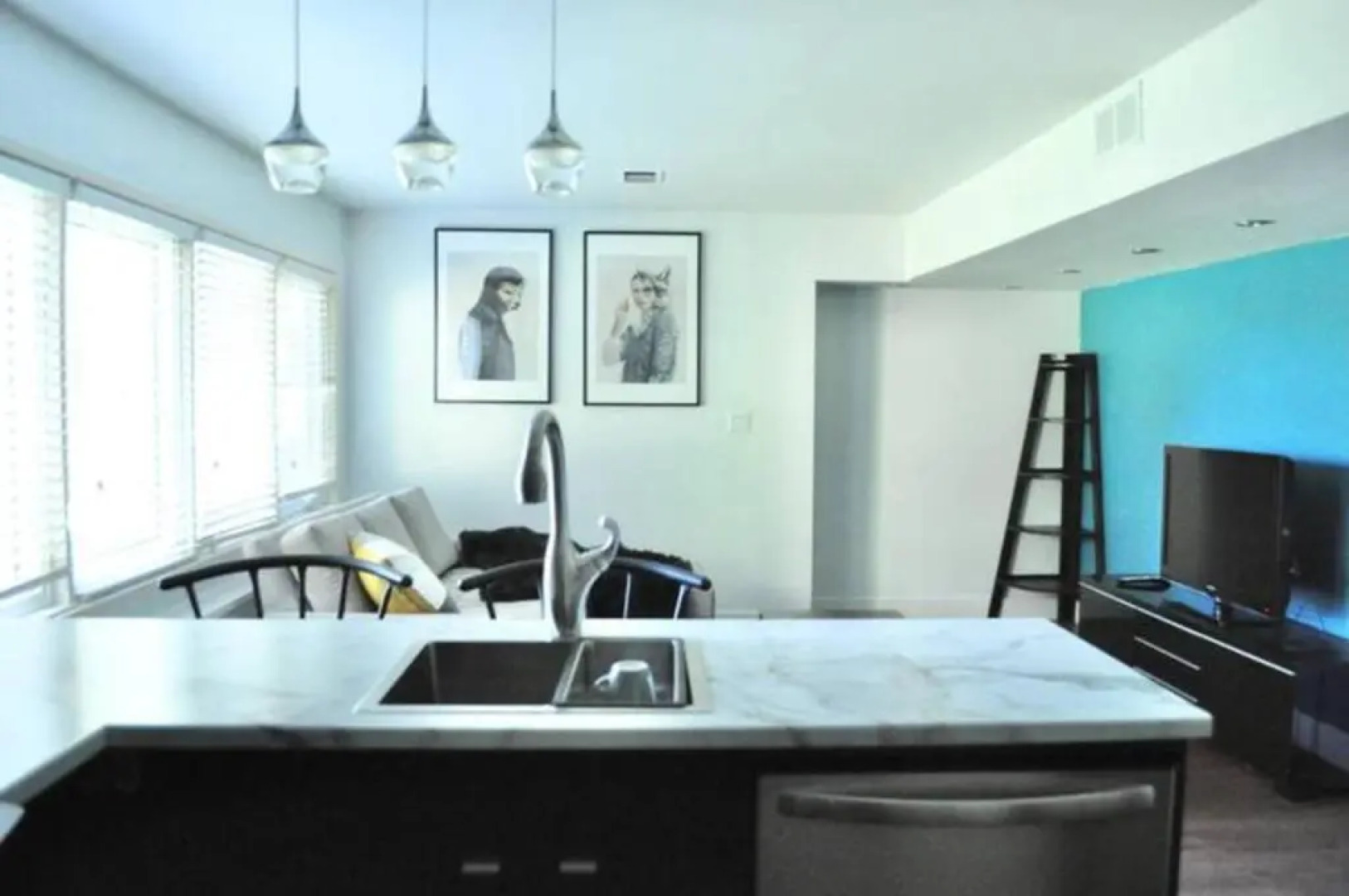 Cozy 1 BD Suite Centrally Located North Vancouver