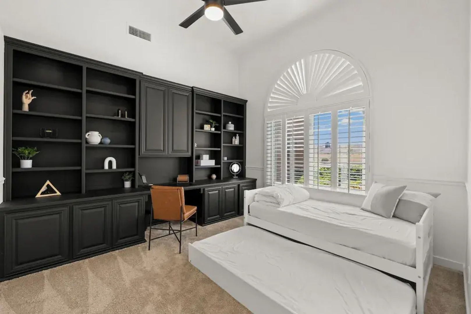 Pool Table, Putting Green: Luxury Oasis in Mesa