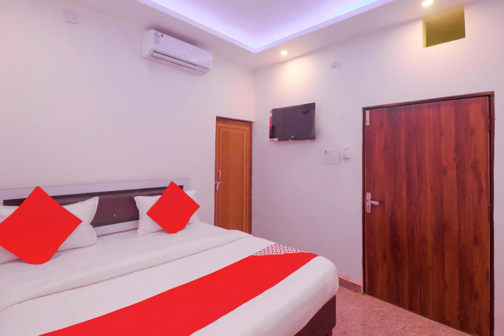 OYO 78885 Hotel Holiday