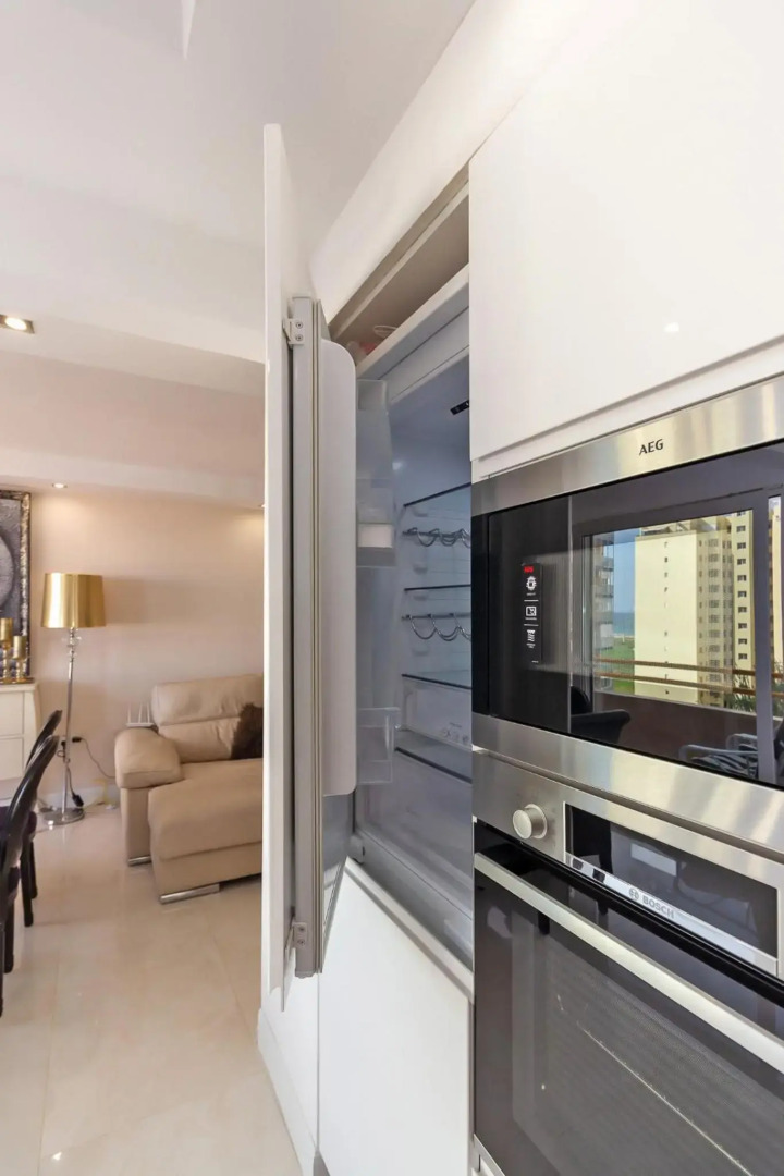 The White Apartment: Luxury, Beach and Design