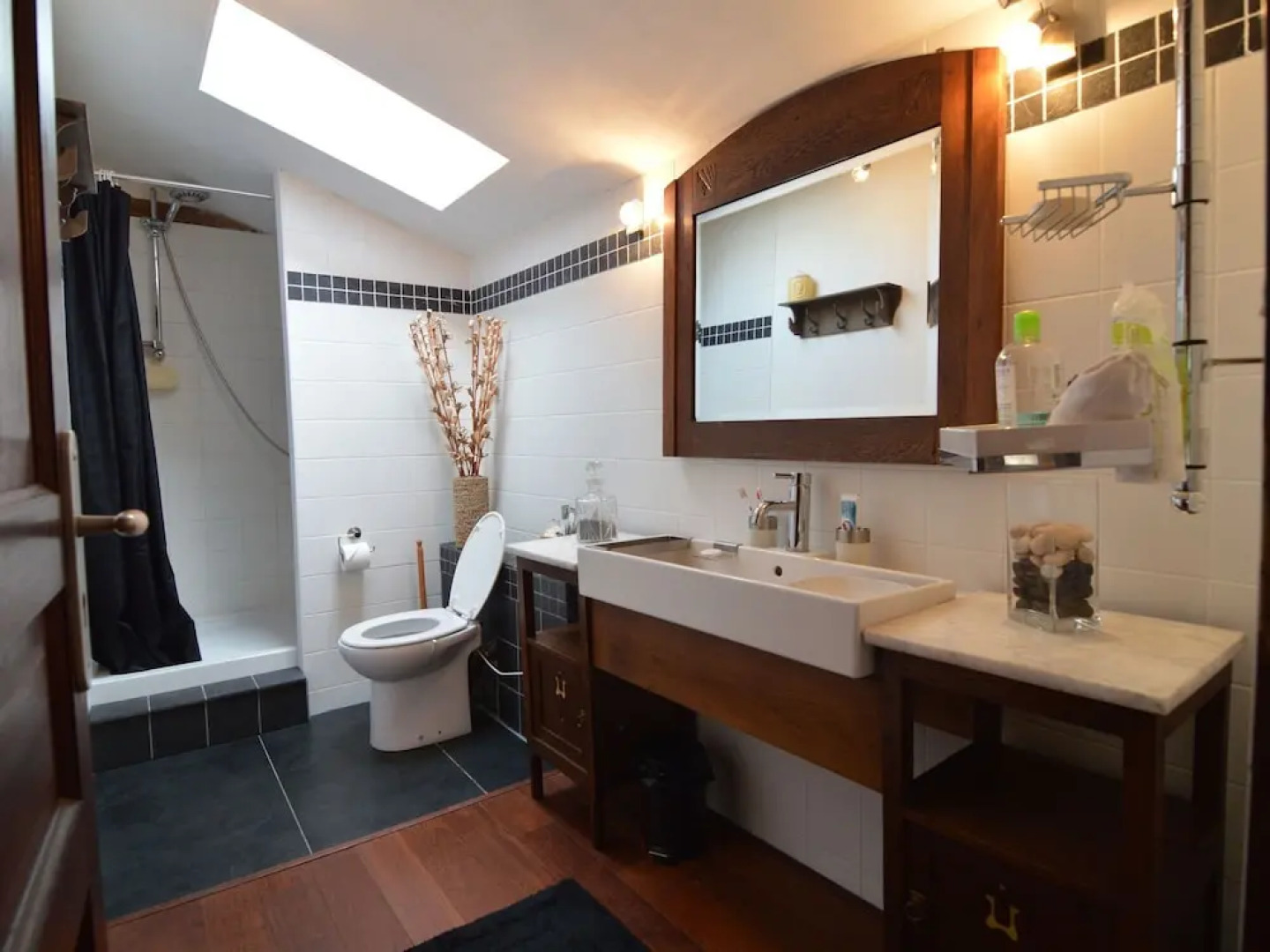 18th Century Farmhouse With Spacious Covered Terrace, Nearby Poitiers and Chinon