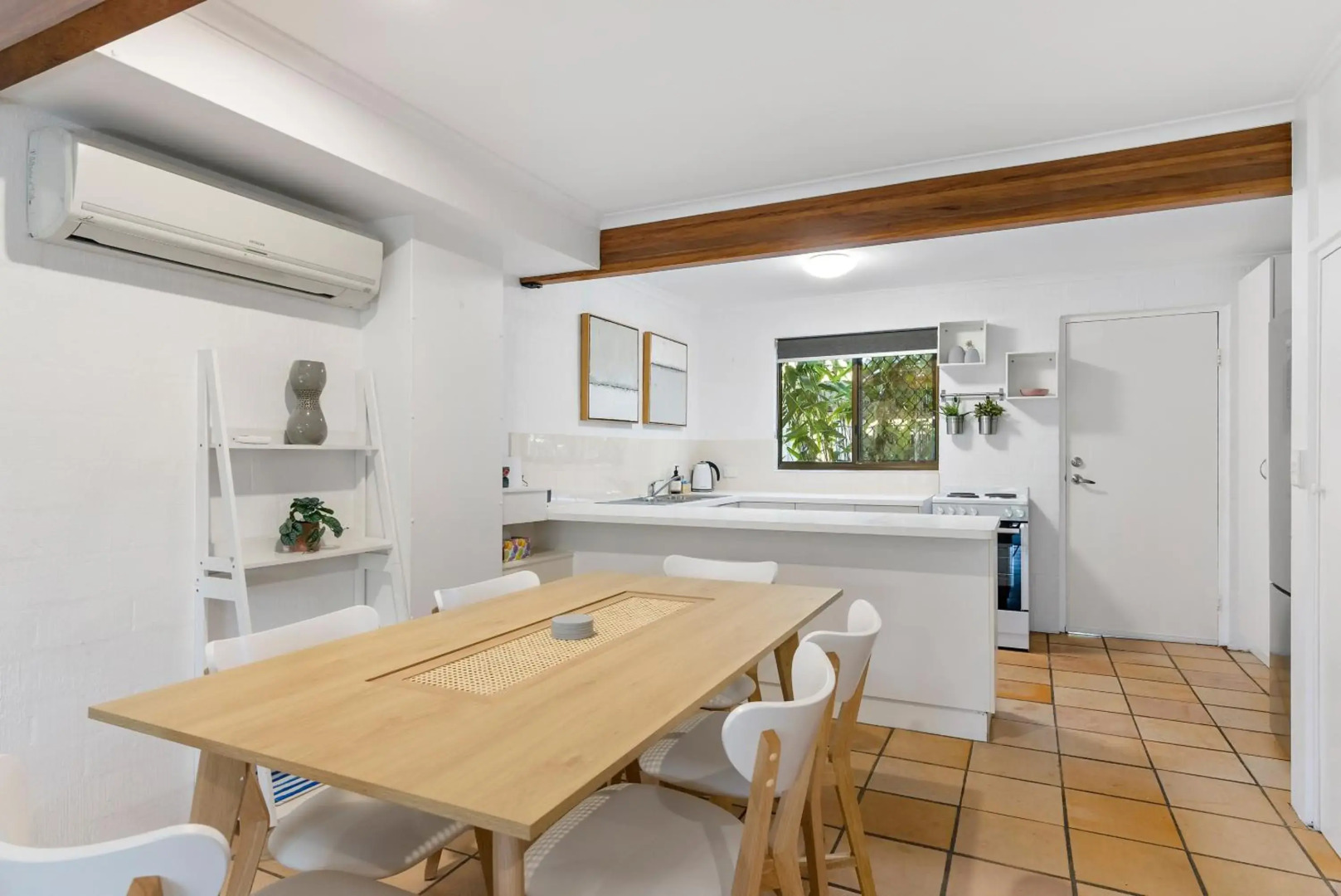 Stylish Townhouse, private courtyard walk to beach