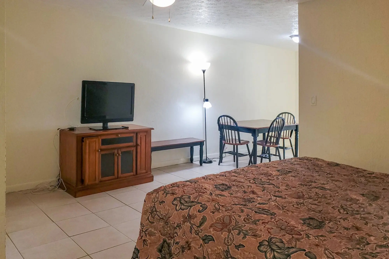 Captain's Table Hotel