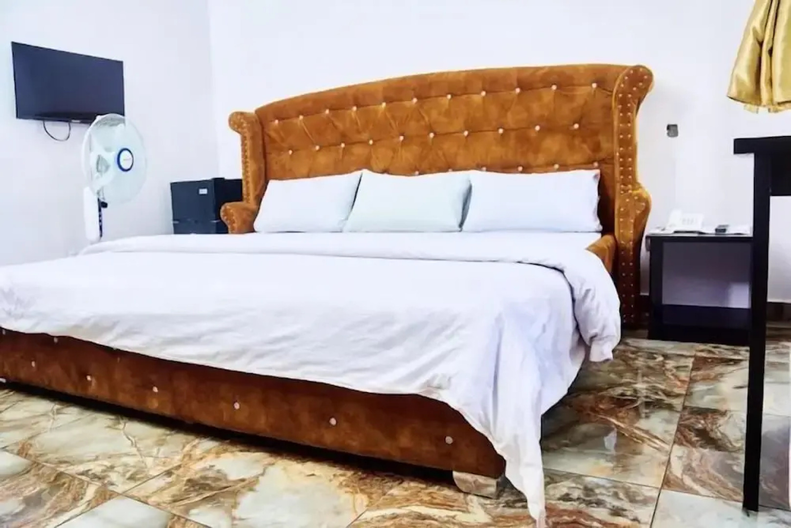 Sulerious Lakeside Hotel