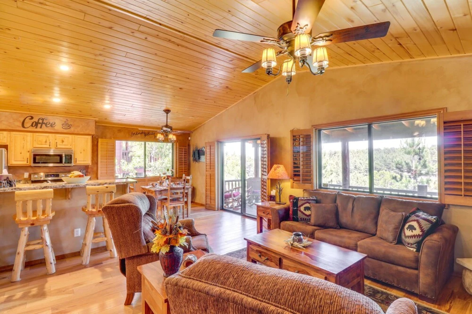 Cozy Show Low Cabin < 5 Mi to Downtown!