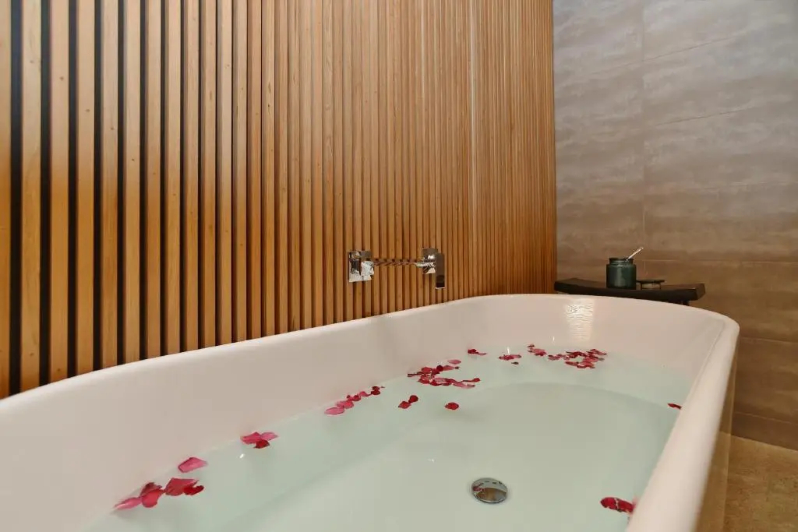 Bridle Path Retreat - Modern Private Luxury