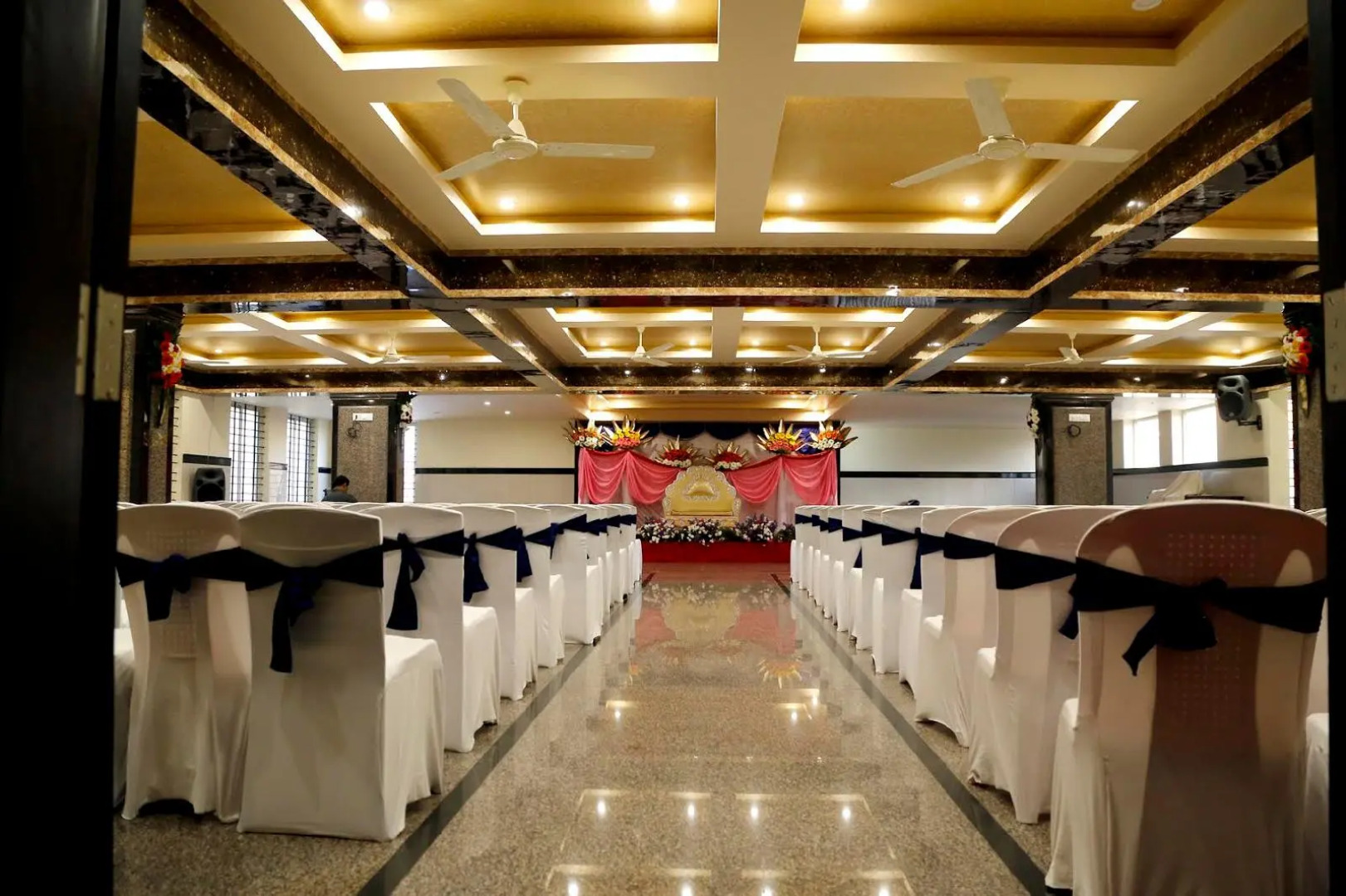 Hotel Raj Vista - Suites & Convention