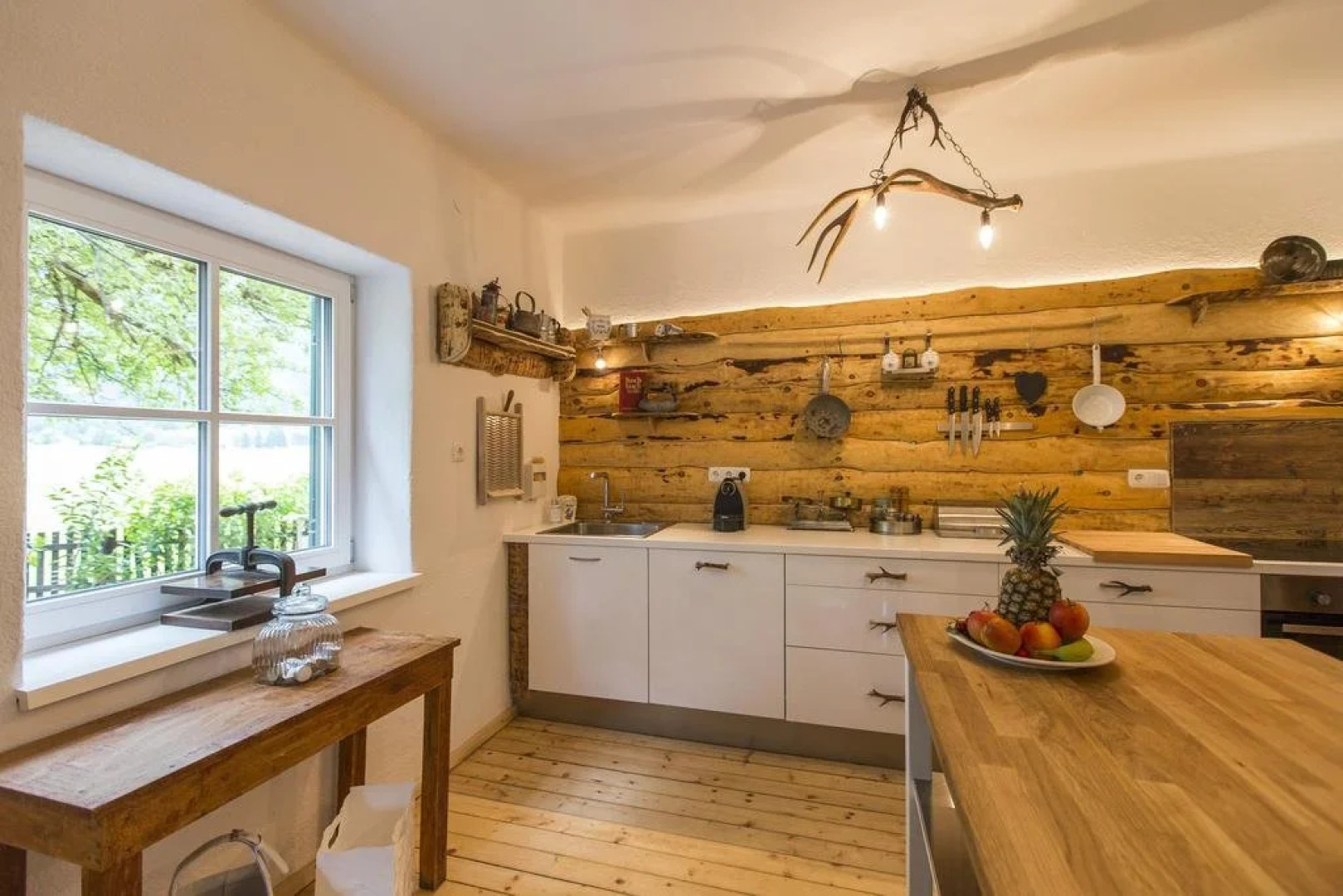 Holidaysun, Chalet Foresthouse, Detached Villa, 1000 qm garden, mountainview, whirlpool, BBQ&bikes&sunbeds for free