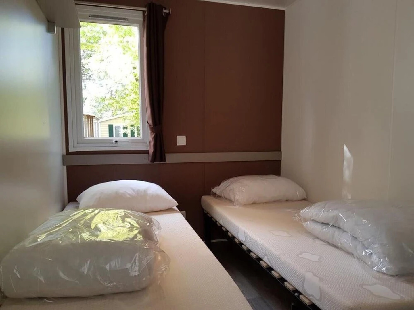 Bungalow With 2 Bedrooms in Saint-jean-de-monts, With Pool Access, Fur