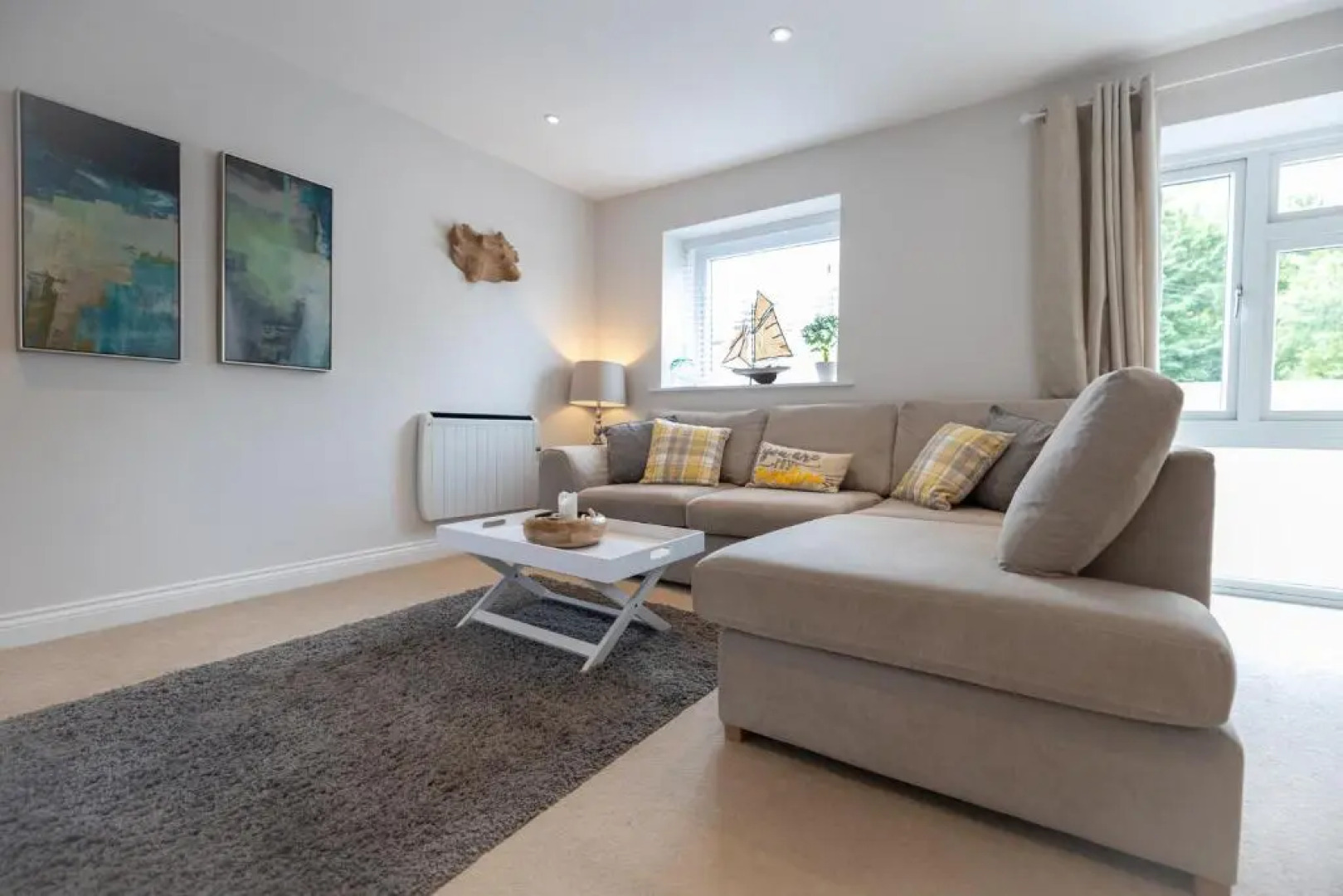 Stylish Brixham Apartment - Newly decorated - Free on street parking