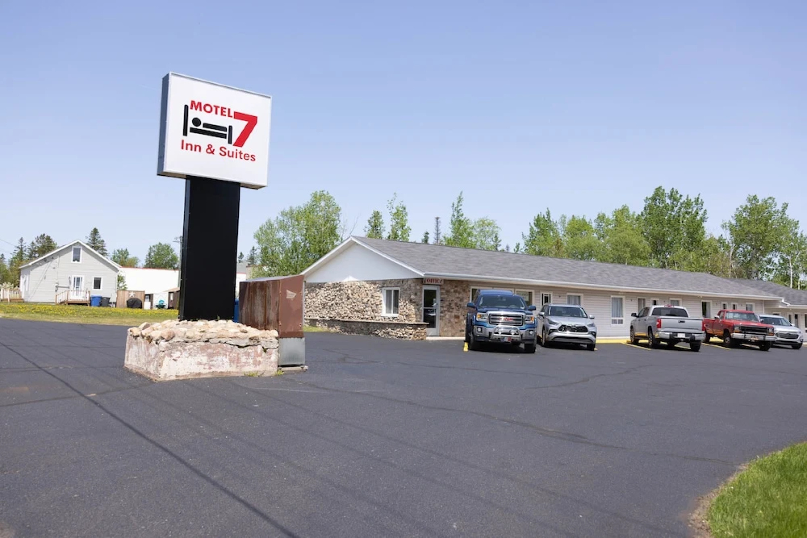 Motel 7 Inn & Suites