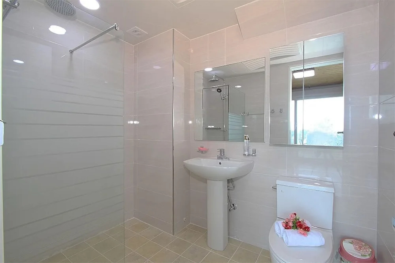 Blue Road Town Pension-Crystal