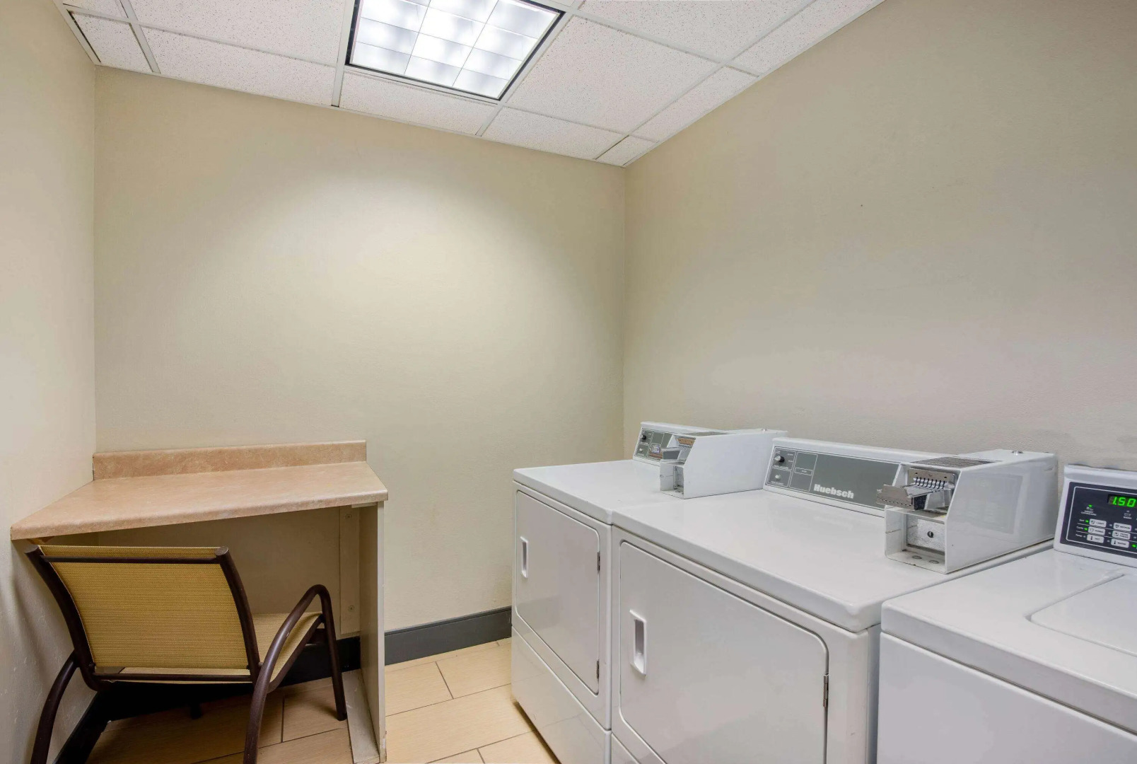 La Quinta Inn & Suites by Wyndham Elkview - Charleston NE