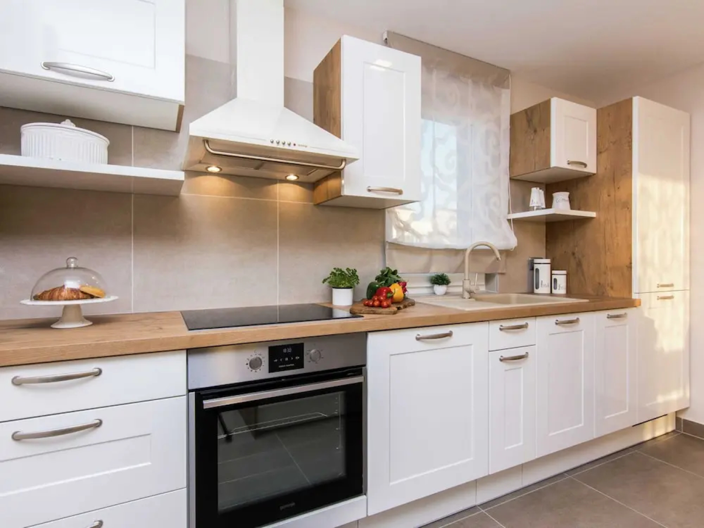 Superb 5 Villa With Heatable Pool Terrace, 4 en Suite Bedrooms, 5 km From sea