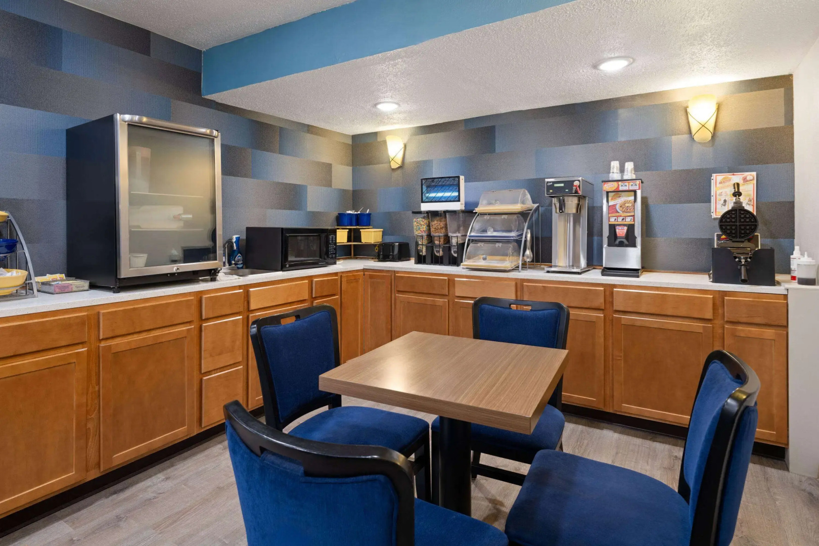 Days Inn & Suites by Wyndham Kokomo