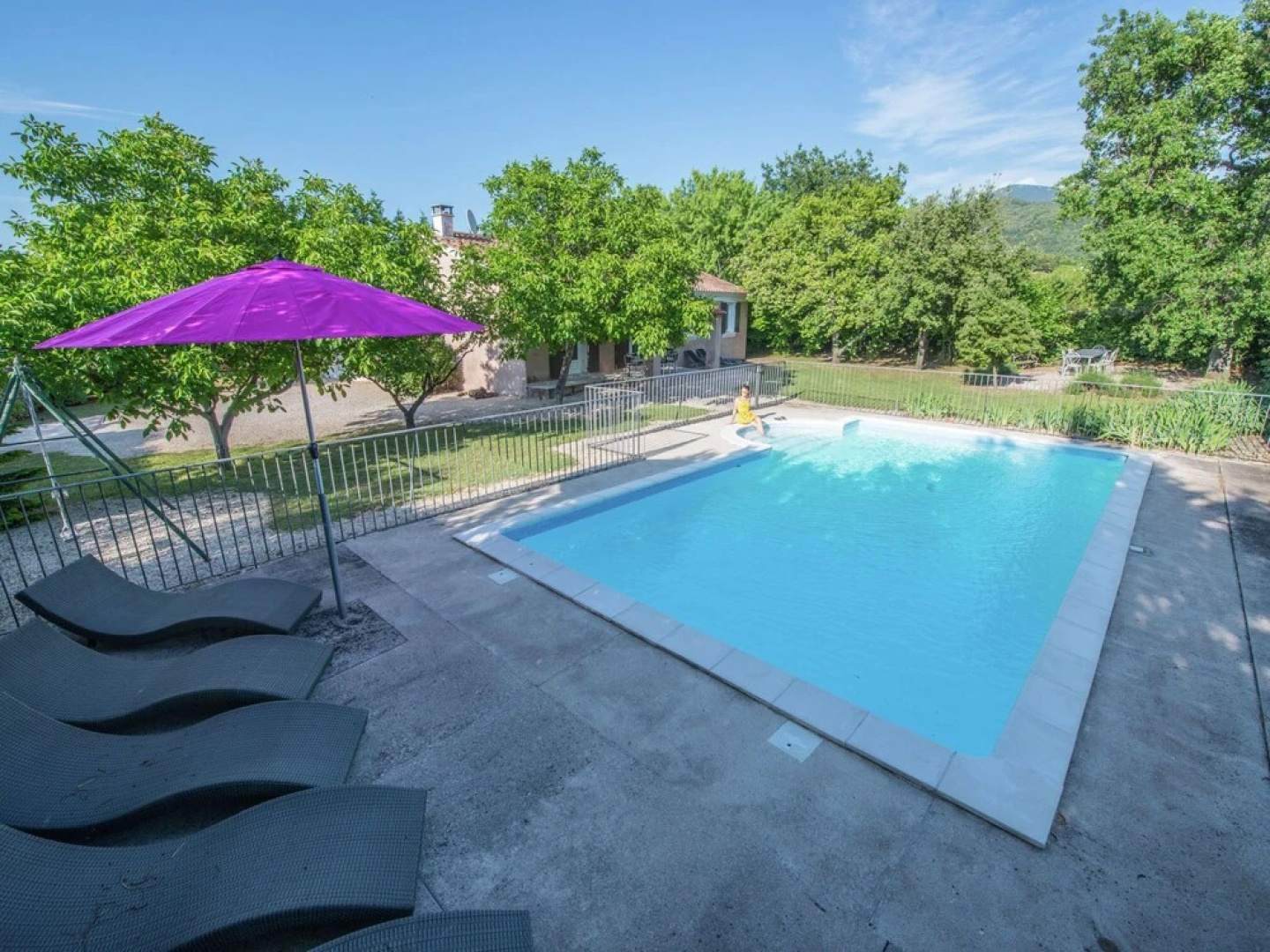 Tastefully Furnished Villa With Fenced Private Pool, 9 km From Vaison-la-romaine