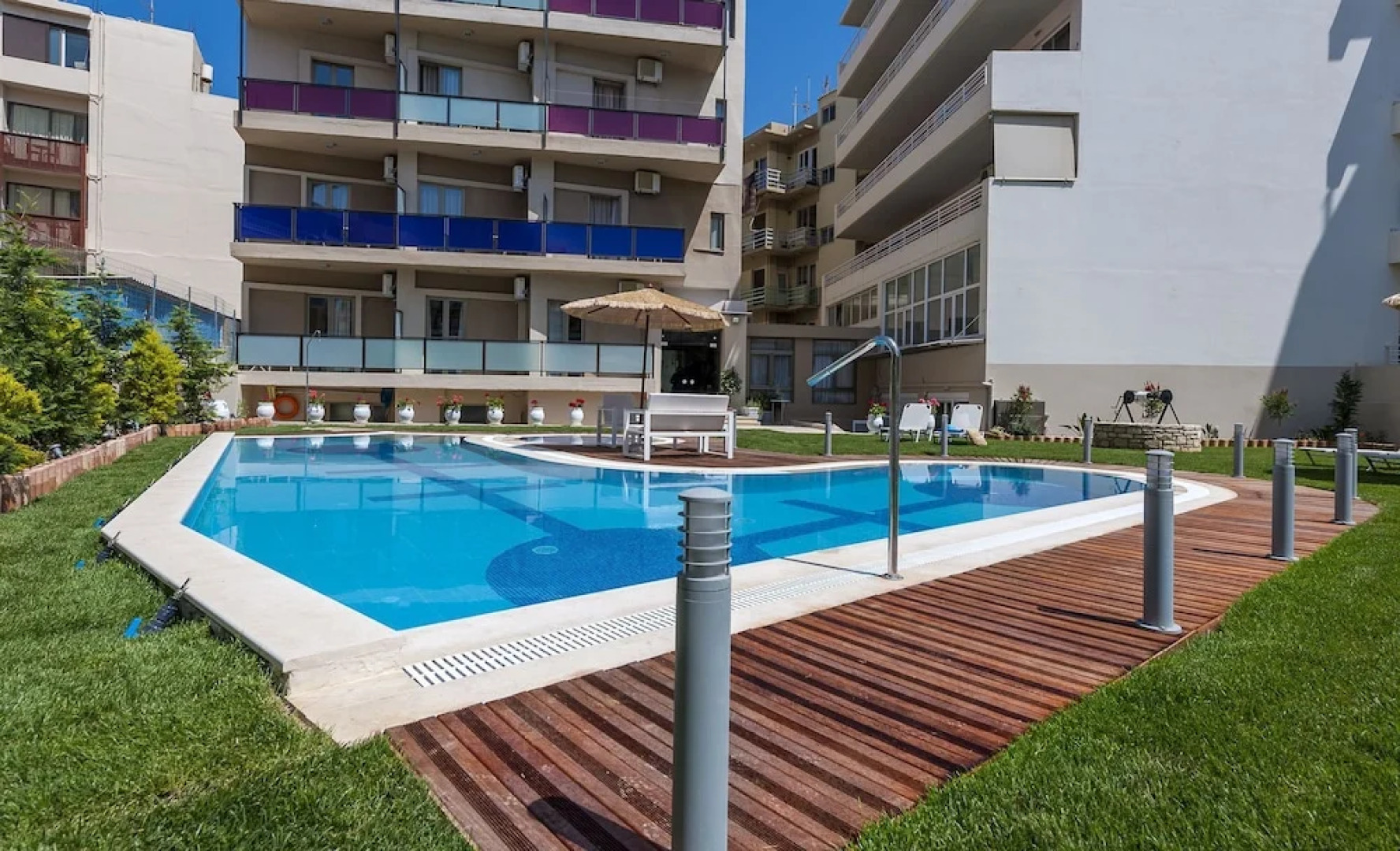 Leonidas Hotel And Apartments