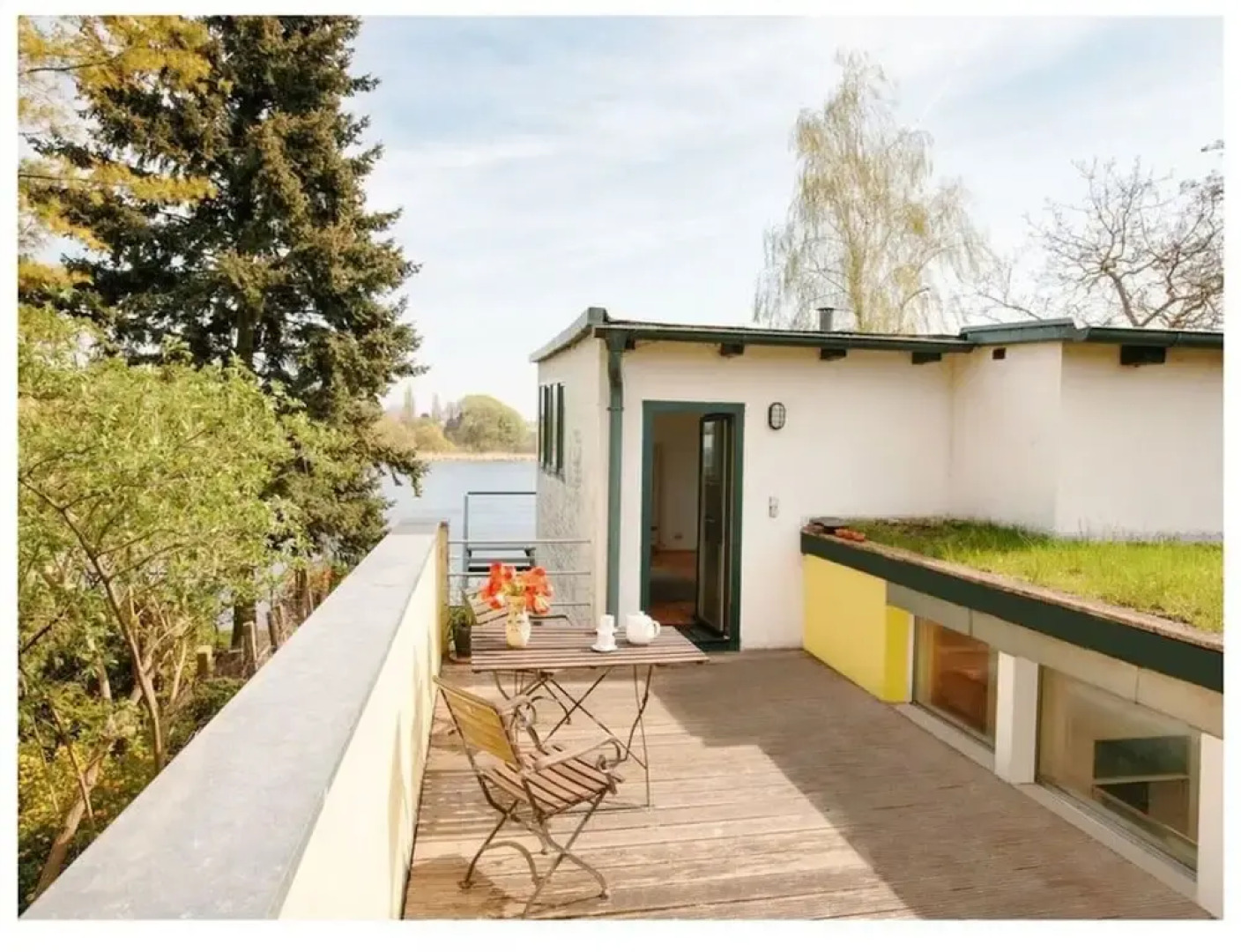Bauhaus Holiday Apartment by the Lake