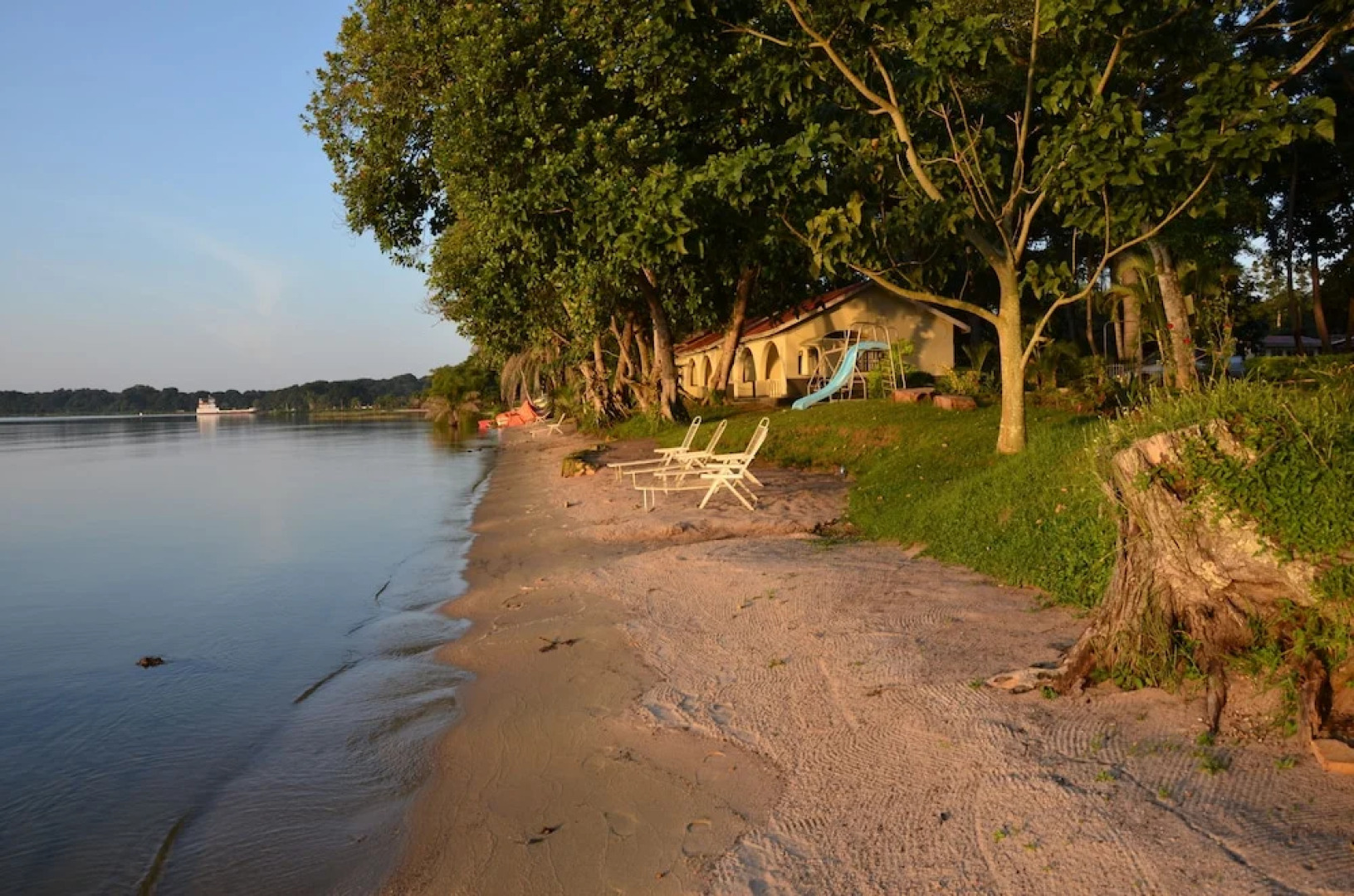 Ssese Islands Beach Hotel - Hostel