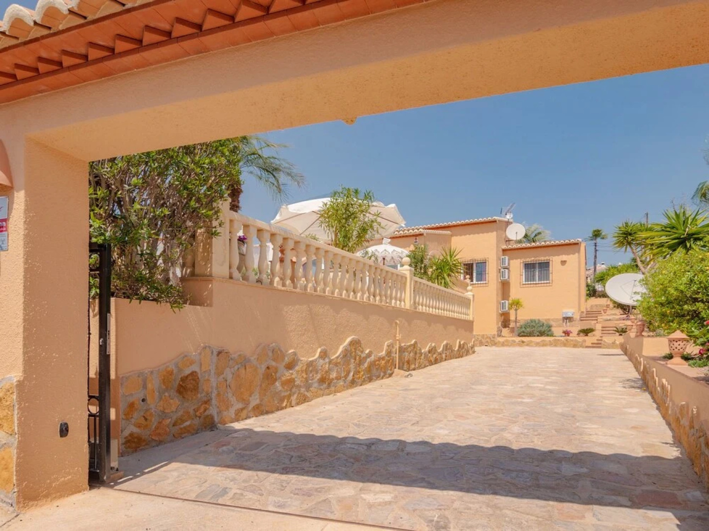 Villa With Very Spacious Terrace, Beautiful View of the Mountains & Private Pool
