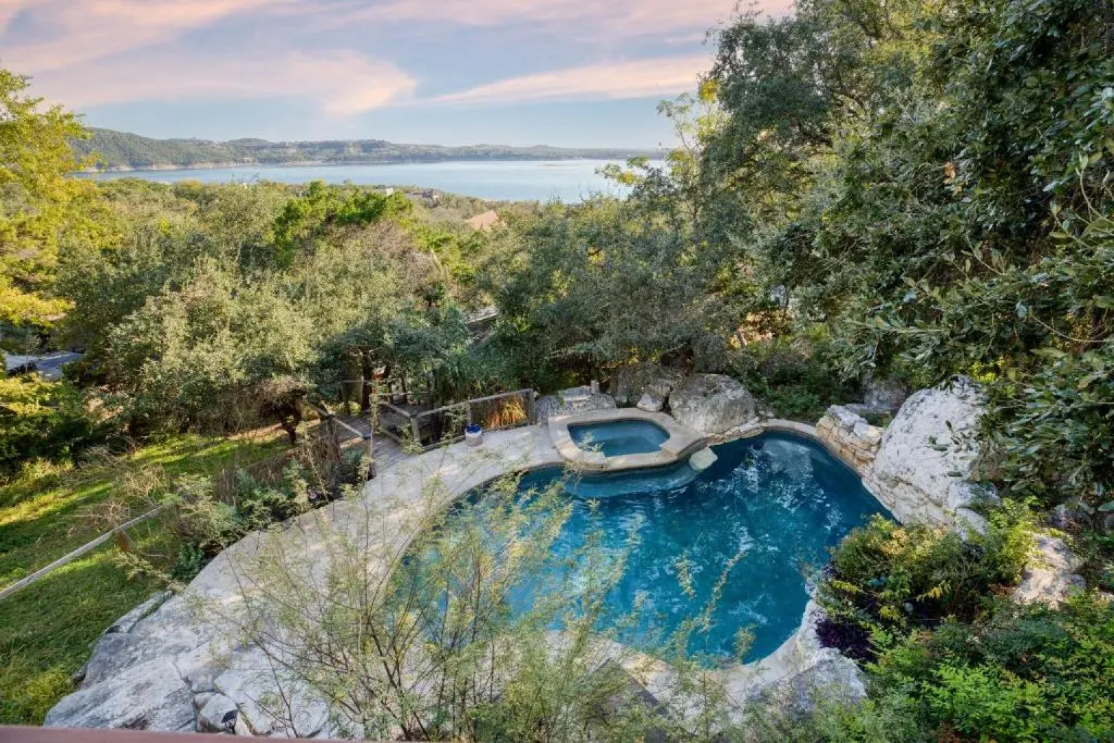 Dawson by Avantstay Serene Austin Home set Amongst Nature w/ Pool & Close to Lake Travis