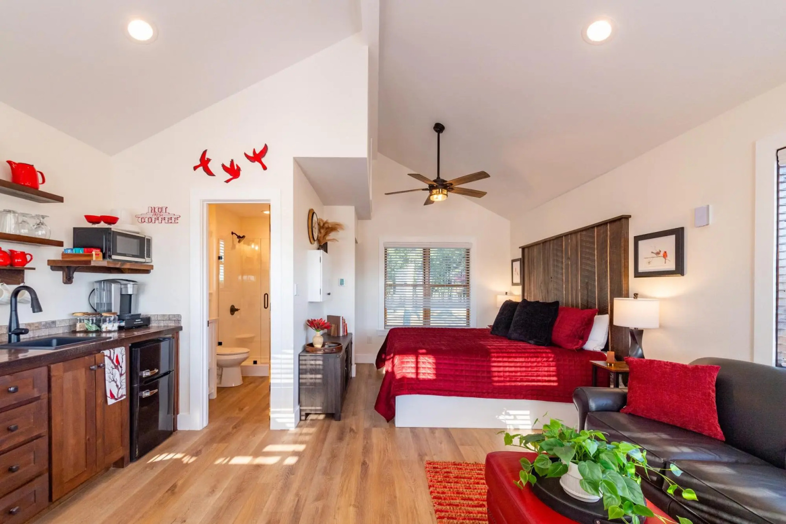 The Cardinal Cabin 15MIN to Magnolia & Baylor