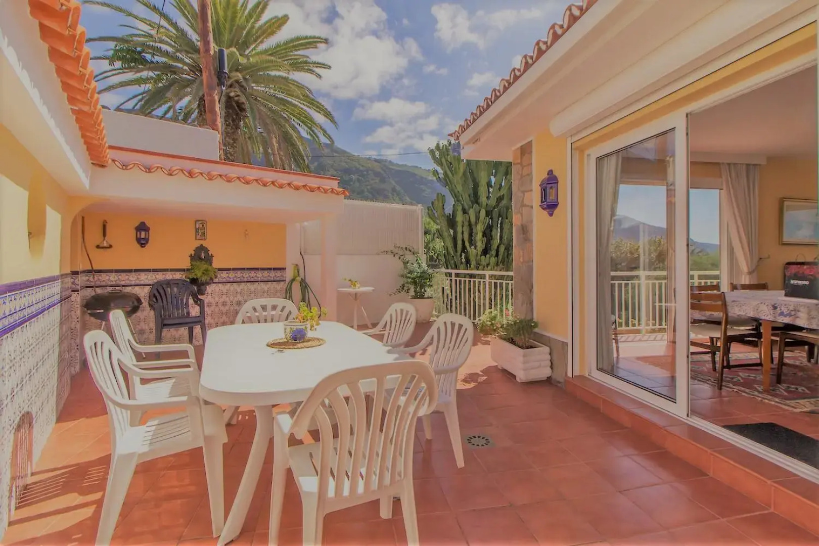 Villa in protected space in front of the sea