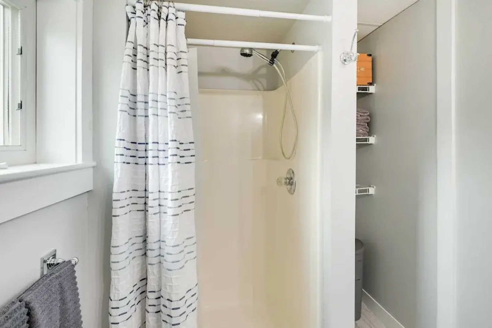 Chic & Central Apartment ~ 6 Mi to Sebec Lake!