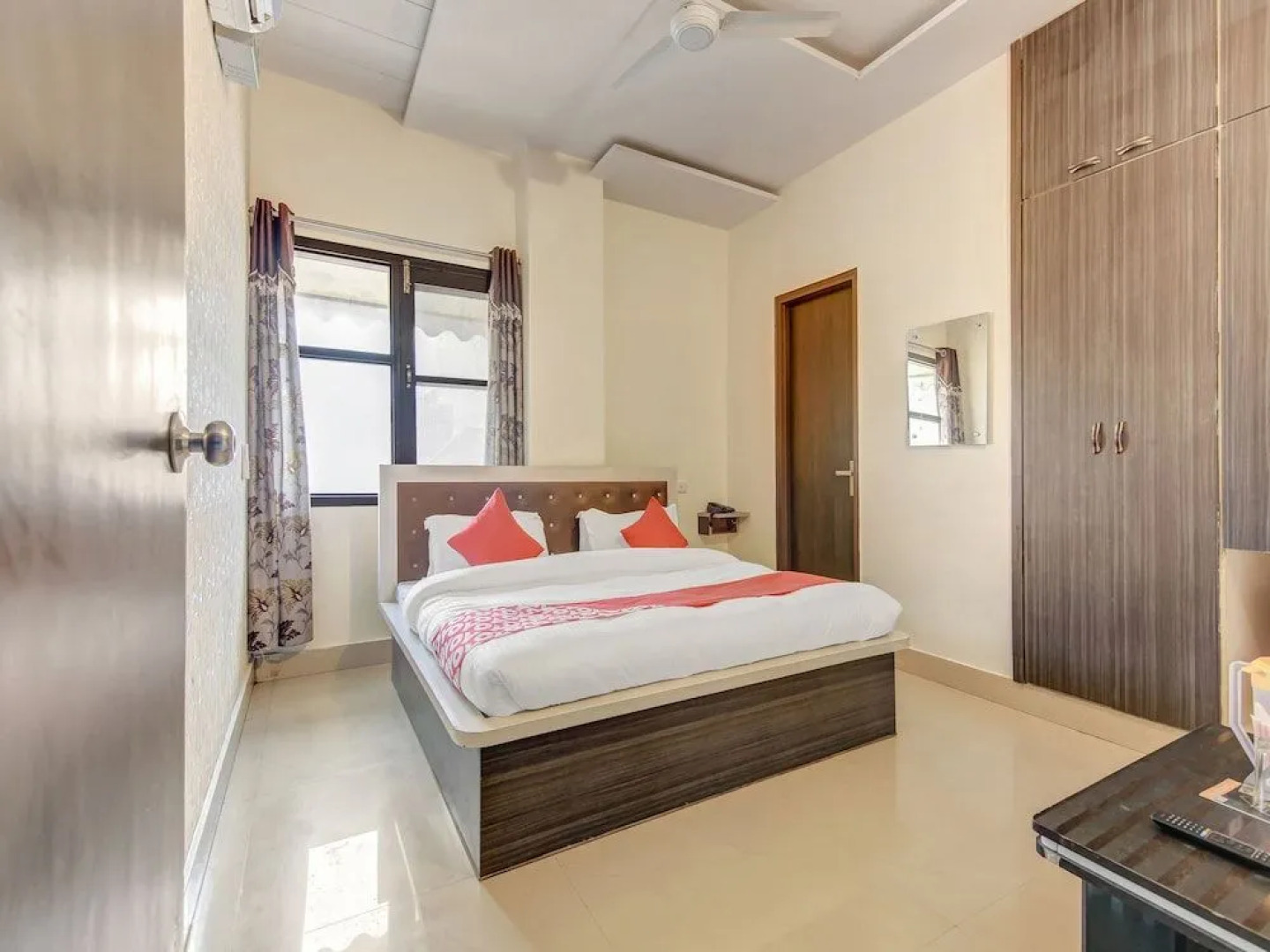 OYO 28040 Hotel Cg Inn