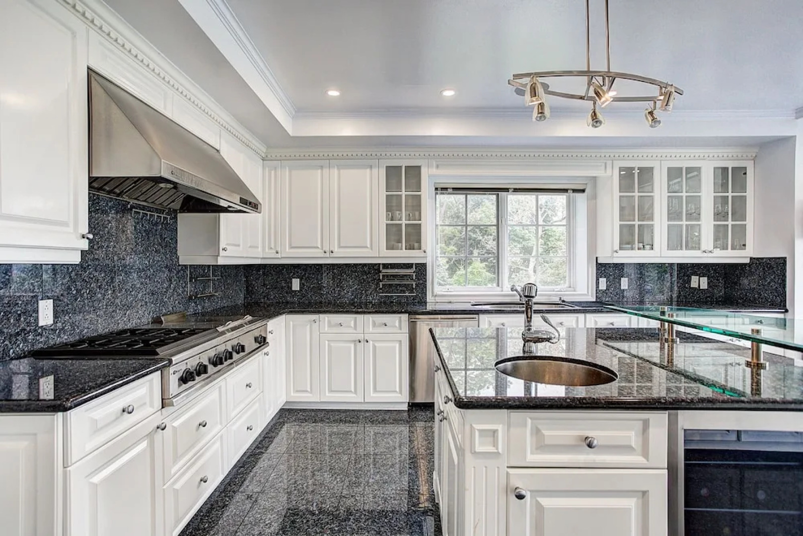 Luxury 5BR & Pool Home in Westmount MTL