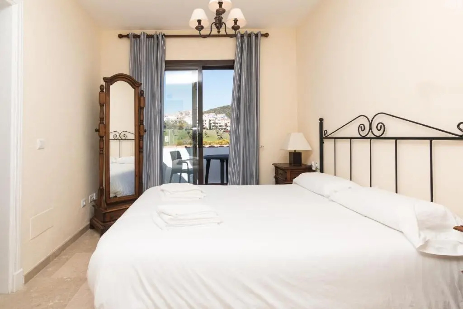 2233-Lovely 2 bedrooms on the beach, pool and port