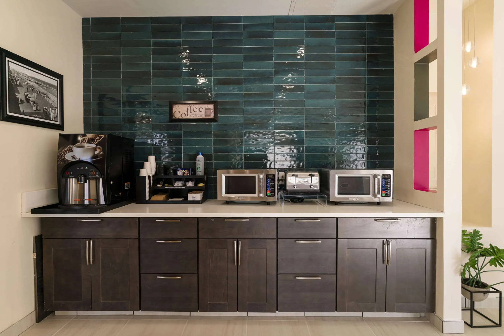 Gateway Hotel & Suites, an Ascend Collection Hotel