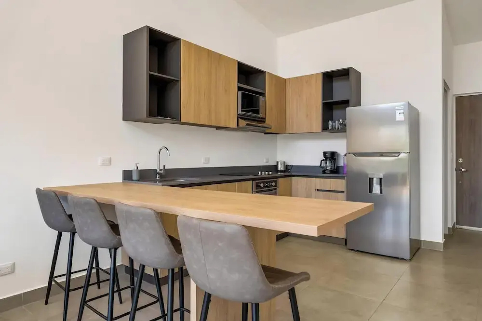 8 min walk to Beach Pool & Golf