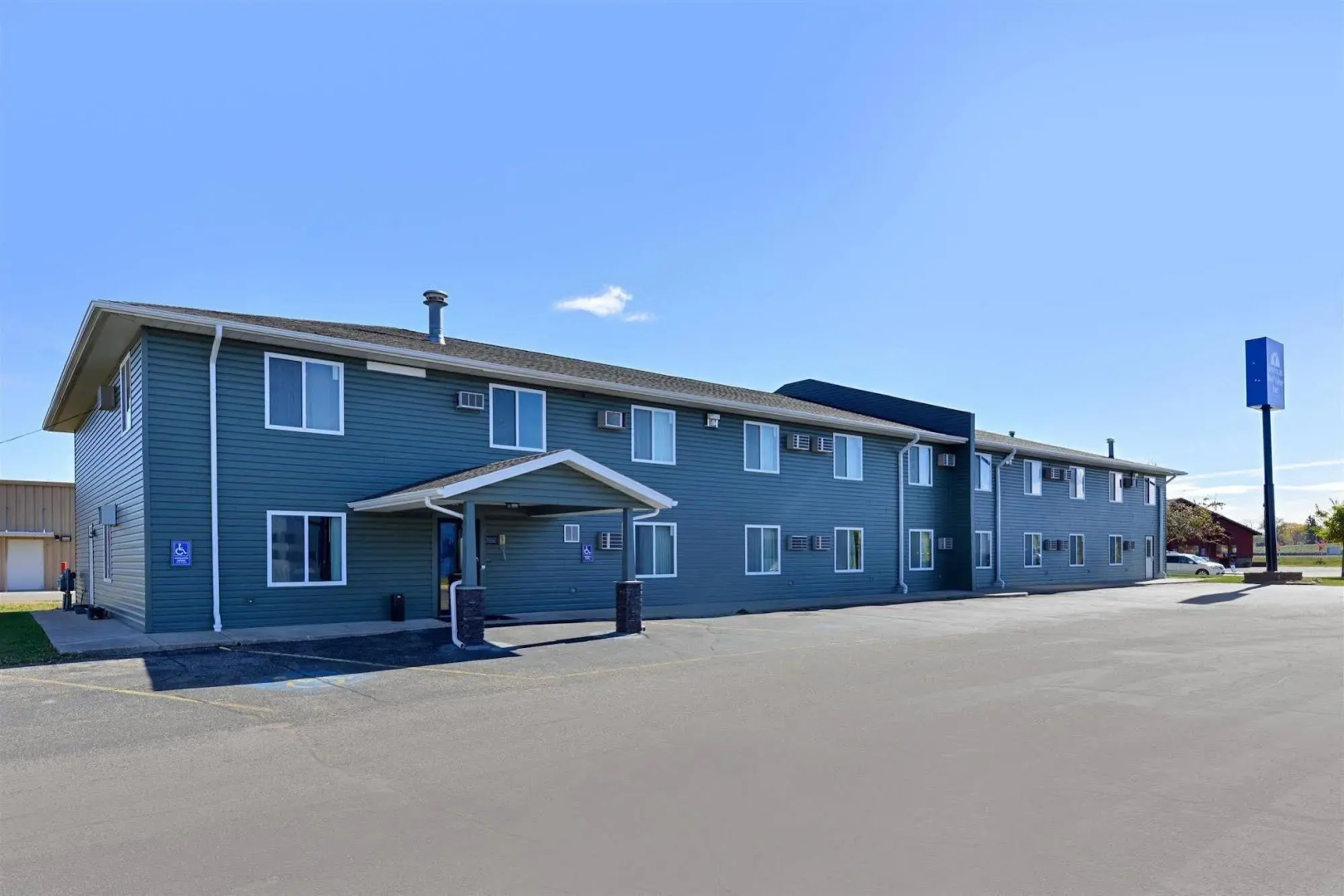 Love Hotels Staples by OYO at HWY 10 MN