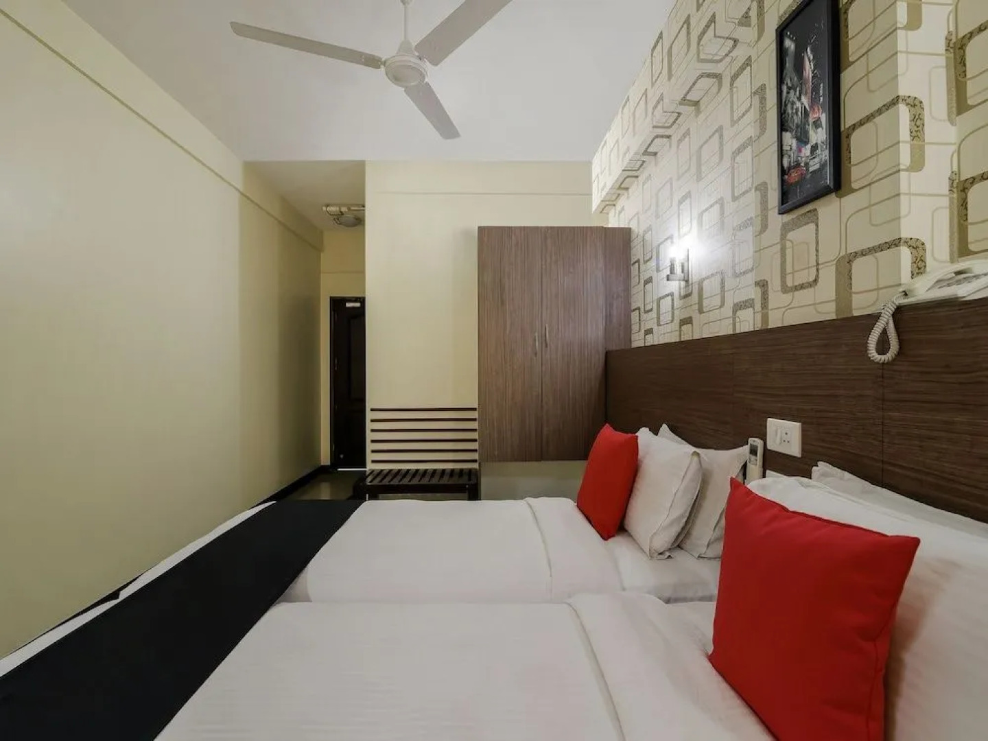 Oyo 11563 Shiva Grand Inn