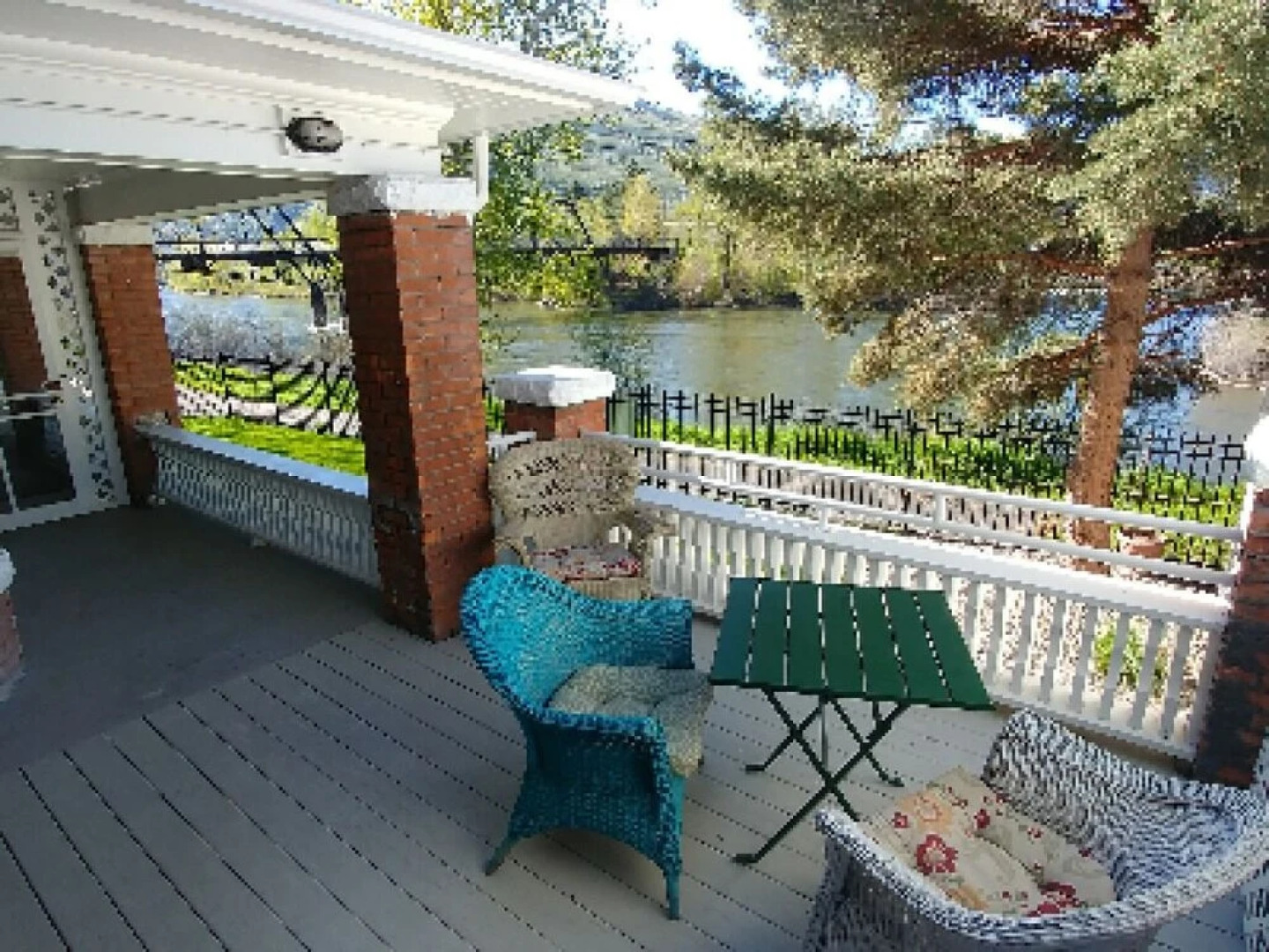 Goldsmith's Riverfront Inn