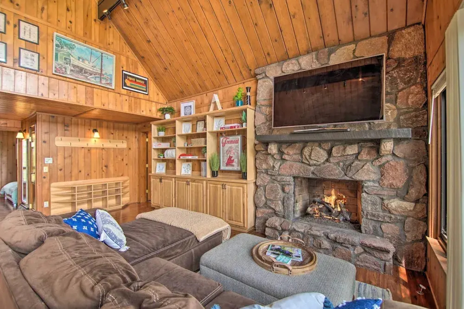 Serene Lakefront Escape: Boat Dock & Grill!