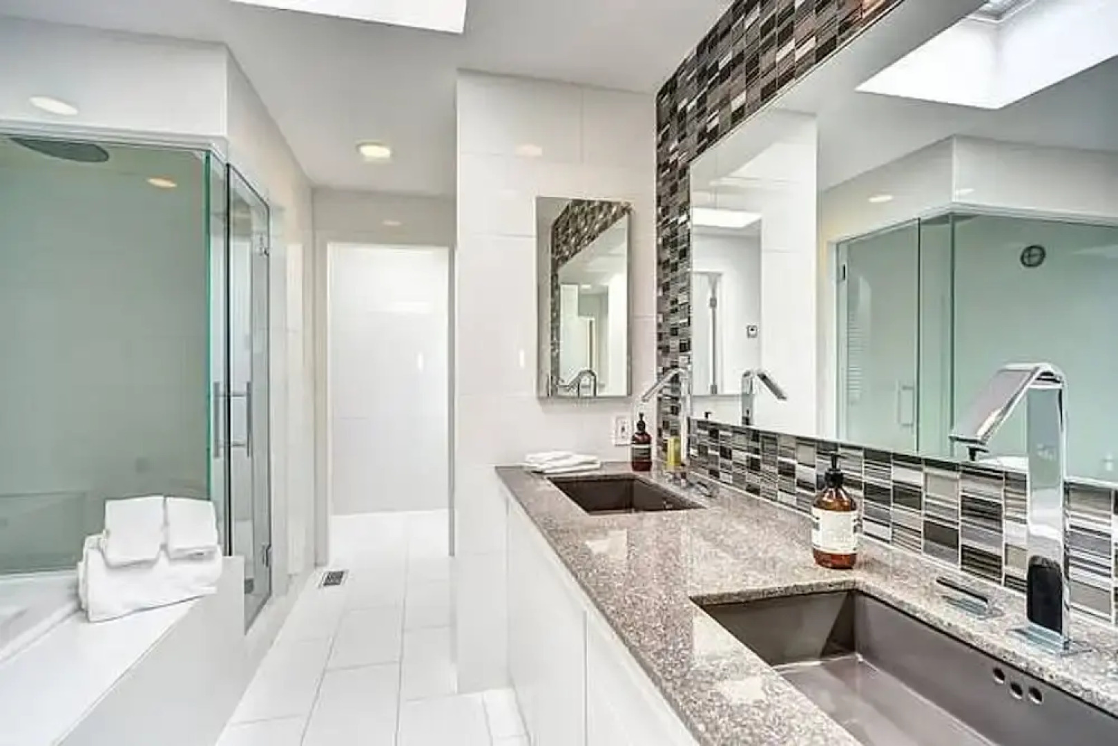 Sunset Villa by Rove Beachfront w Deck Pool