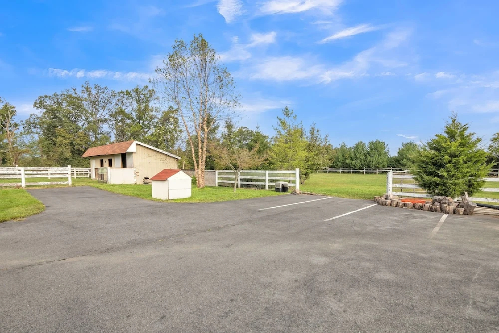 Bull Run Estate: Luxury Retreat W/ Scenic Views 6 Bedroom Home by RedAwning