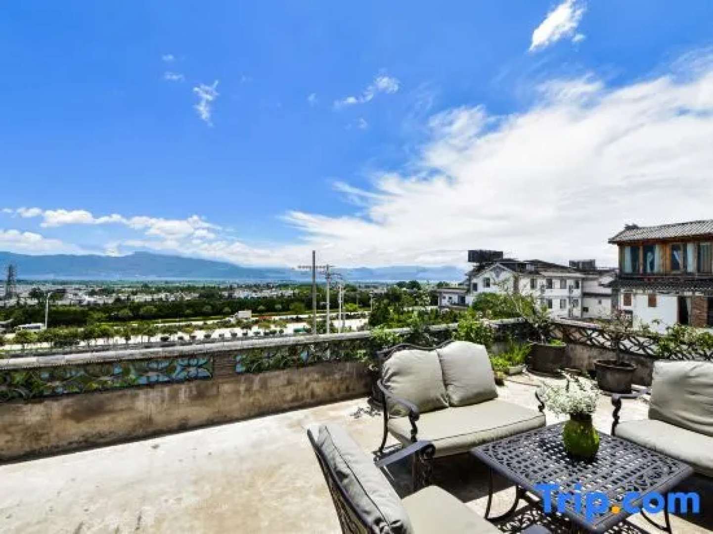 Dali Yuehai Shanju Inn