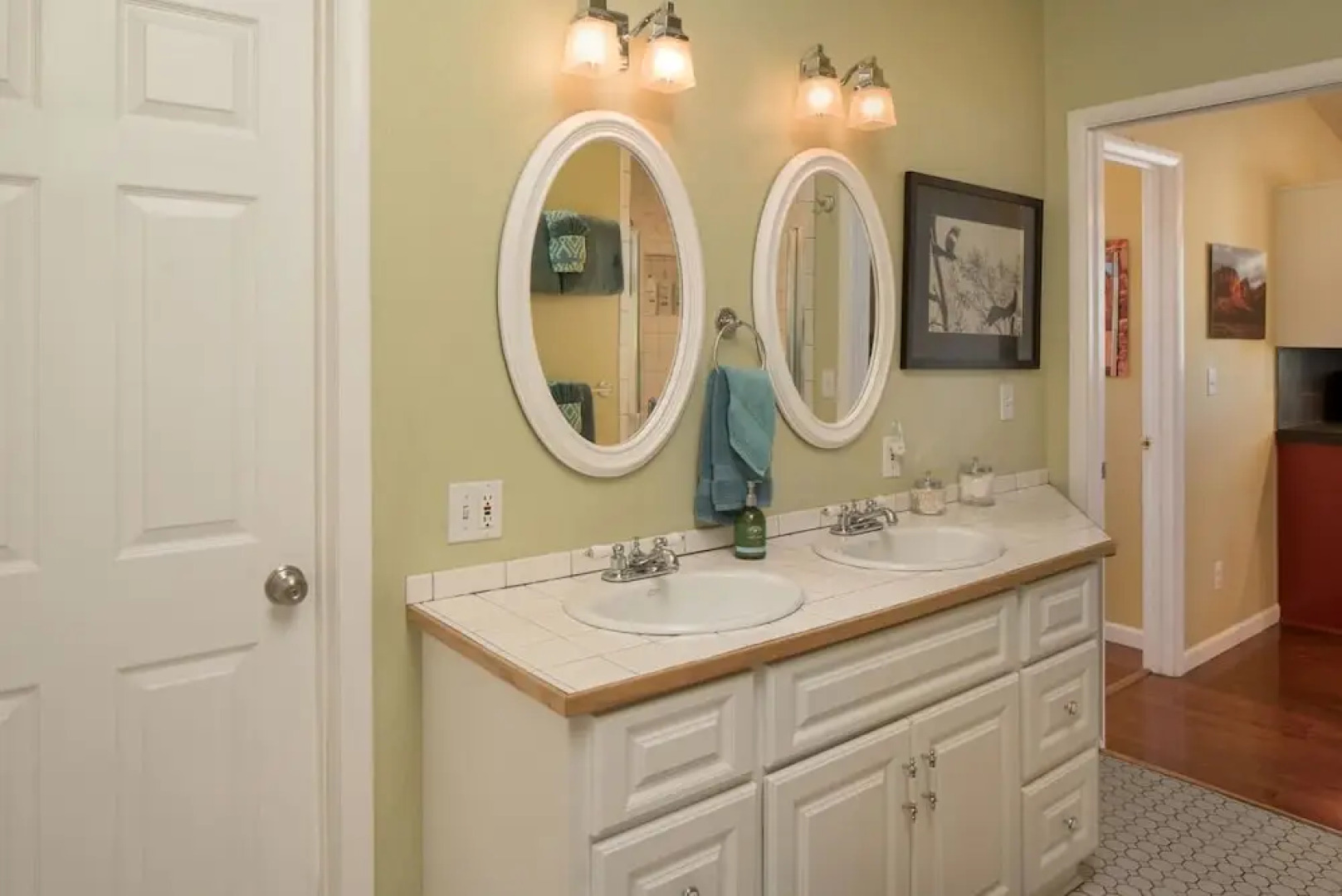 Artsy, Downtown Treehouse