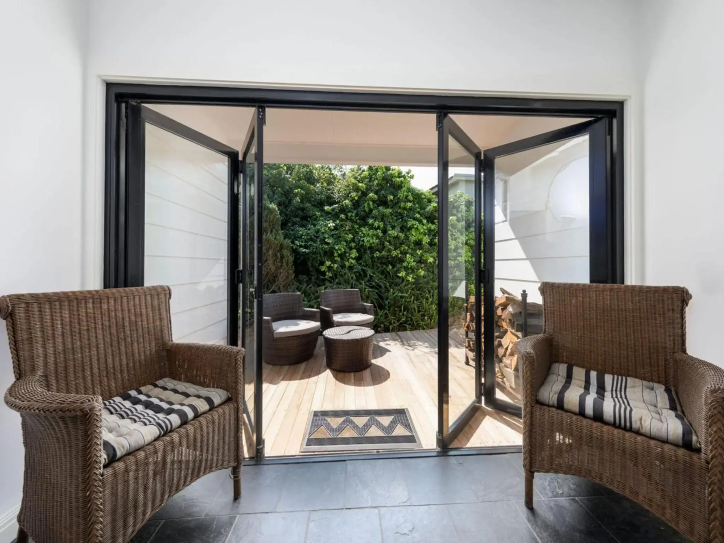 THE BEACH HOUSE Gerroa 4pm check out Sundays