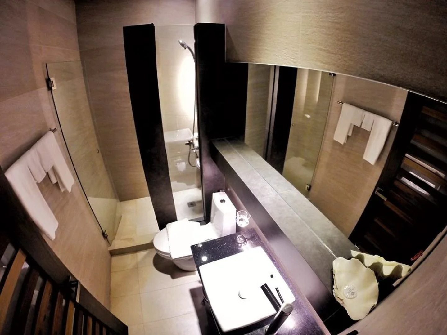 La Jenns Hotel and Resto Grill