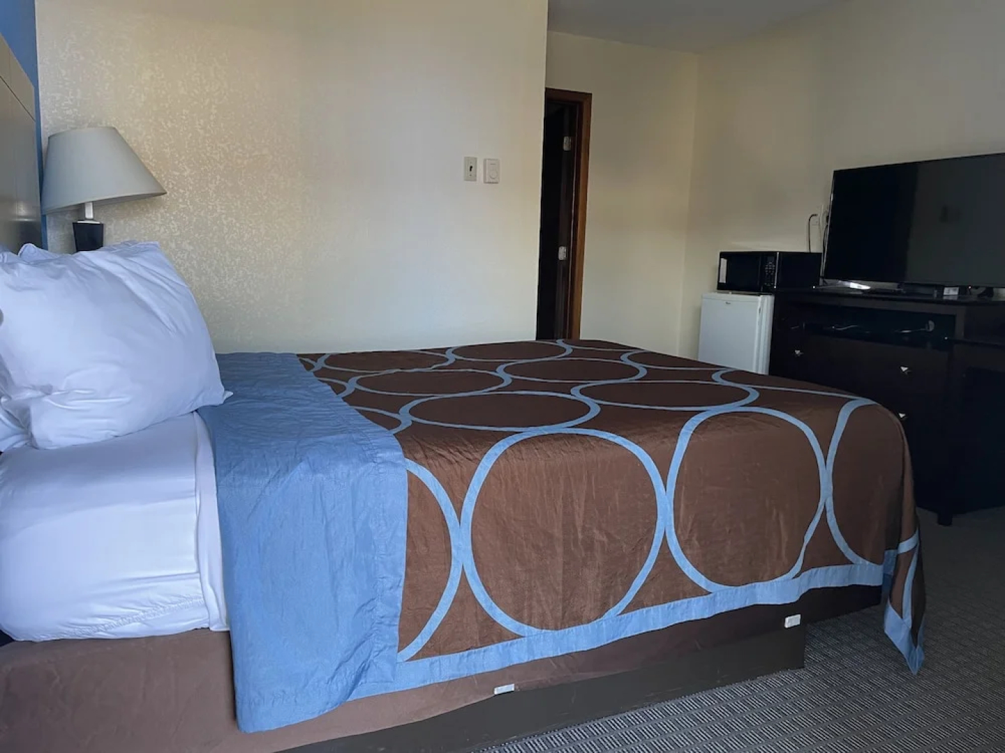 AmeriVu Inn & Suites