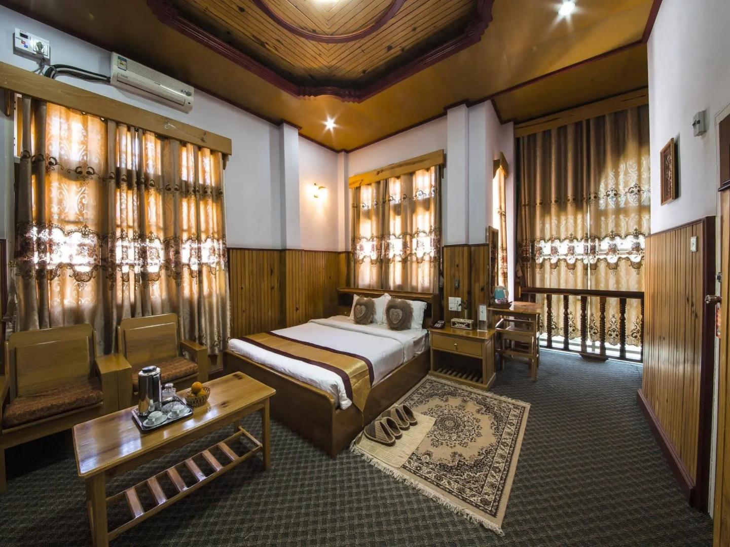 Honey Pine Hotel
