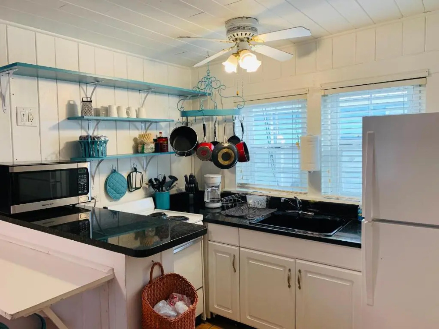 Key Lime Cottage - 1930's Cottage Steps from the Sand